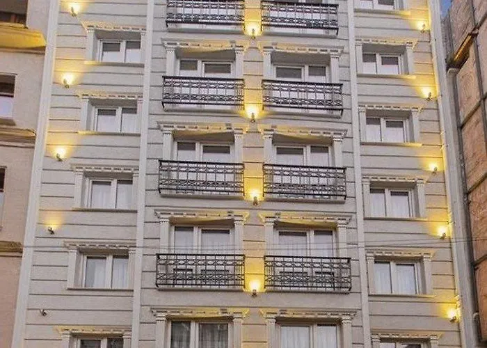 Pera Arya מלון 3*